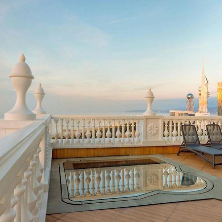 Sheraton Batumi Hotel Eksteriør billede The rooftop pool at the Taj Mahal Palace