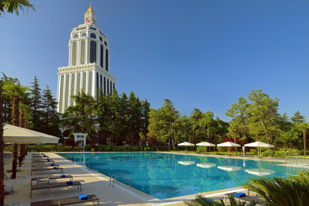Sheraton Batumi Hotel Eksteriør billede The hotel's swimming pool