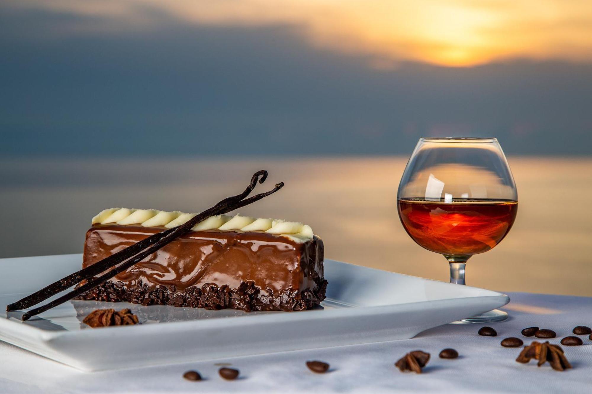 Sheraton Batumi Hotel Eksteriør billede A glass of brandy