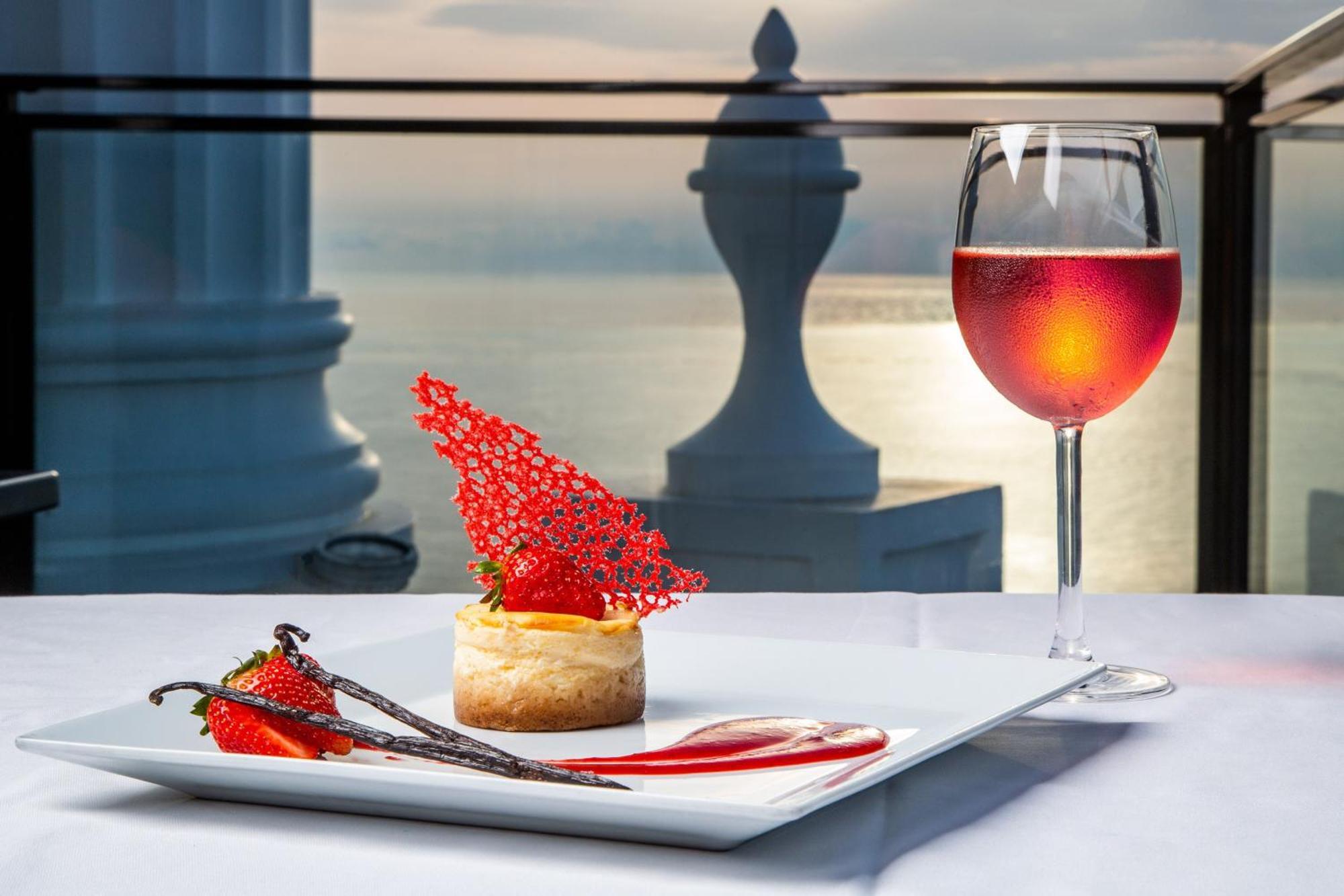 Sheraton Batumi Hotel Eksteriør billede A glass of wine