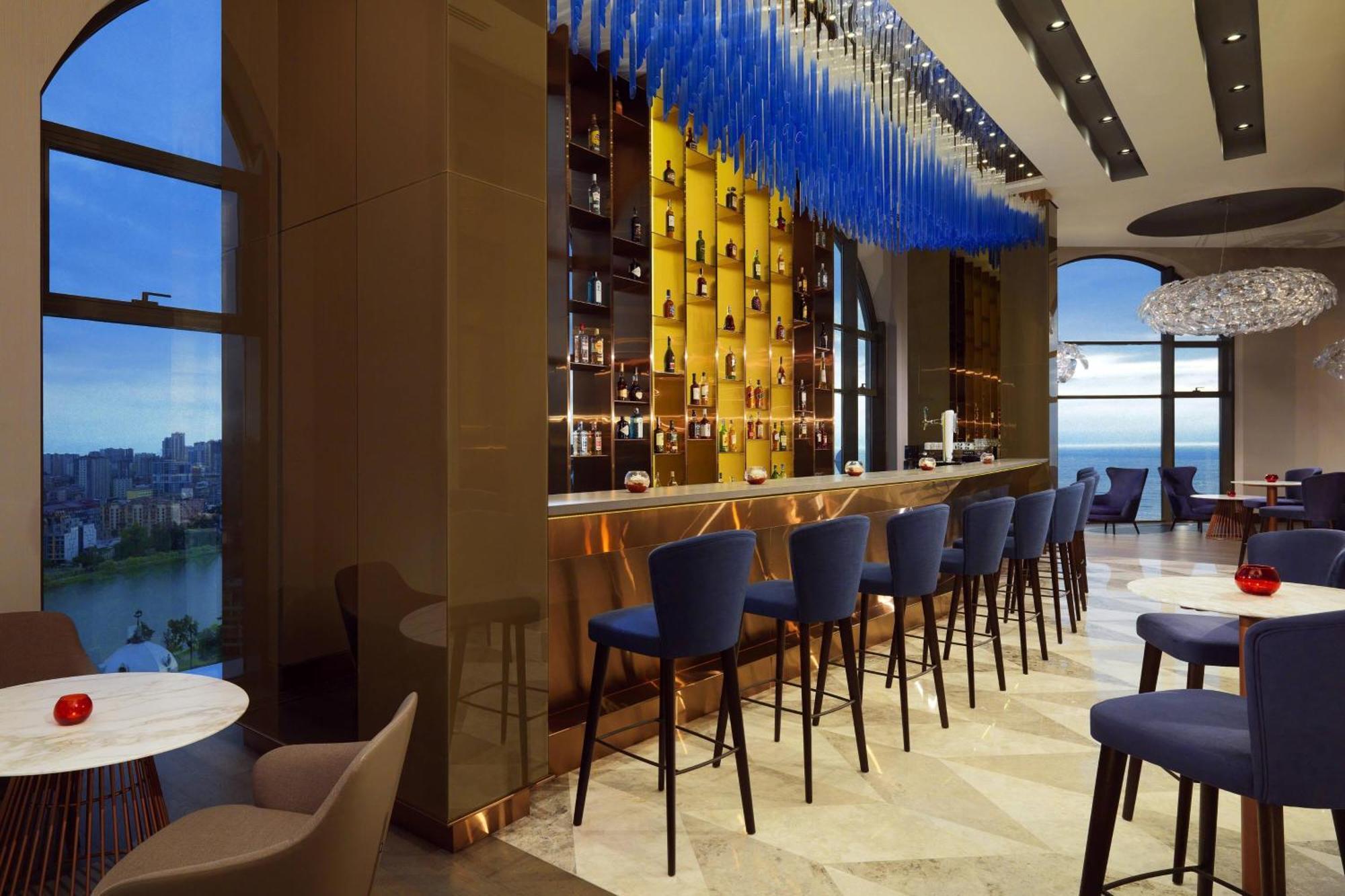 Sheraton Batumi Hotel Eksteriør billede The bar at the 360° Sky Lounge