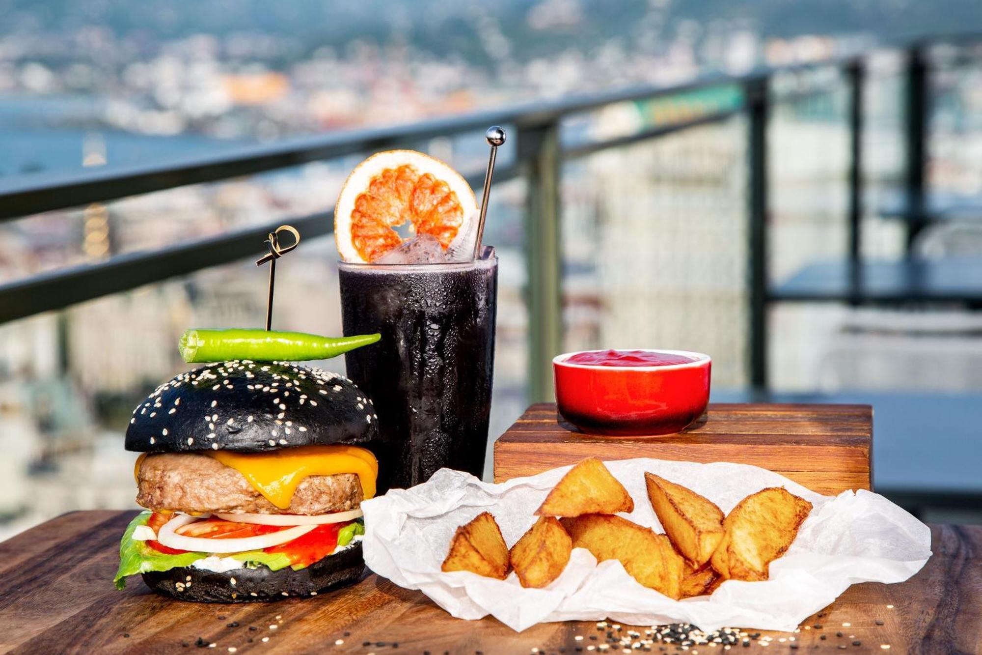Sheraton Batumi Hotel Eksteriør billede A black bun hamburger with a cocktail and chicken fingers