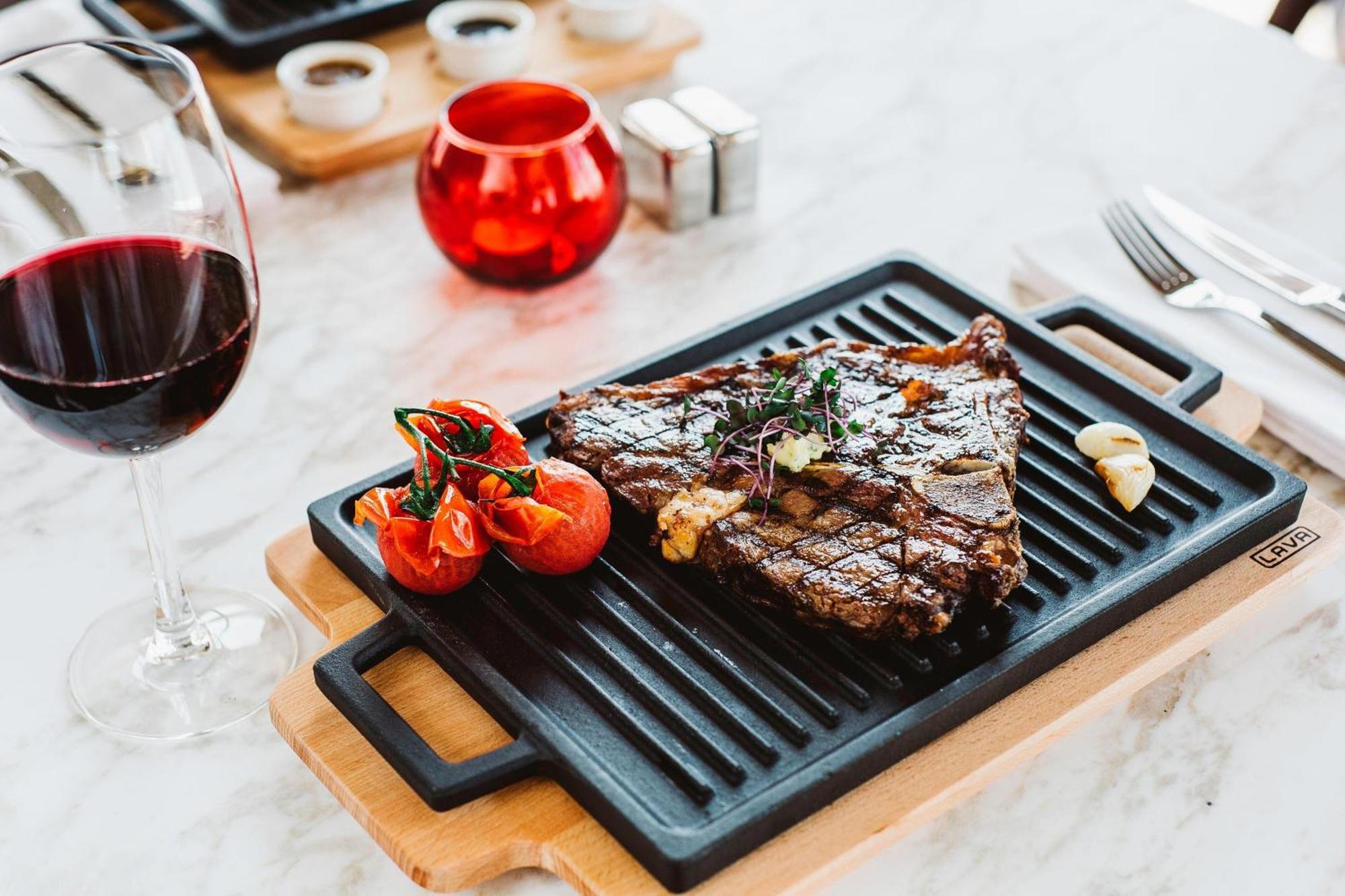 Sheraton Batumi Hotel Eksteriør billede A steak served on a griddle