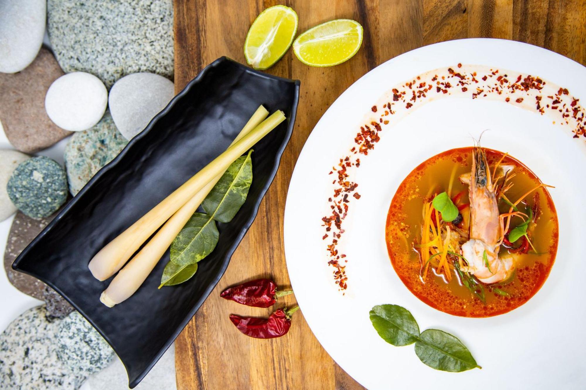 Sheraton Batumi Hotel Eksteriør billede Tom yum kung