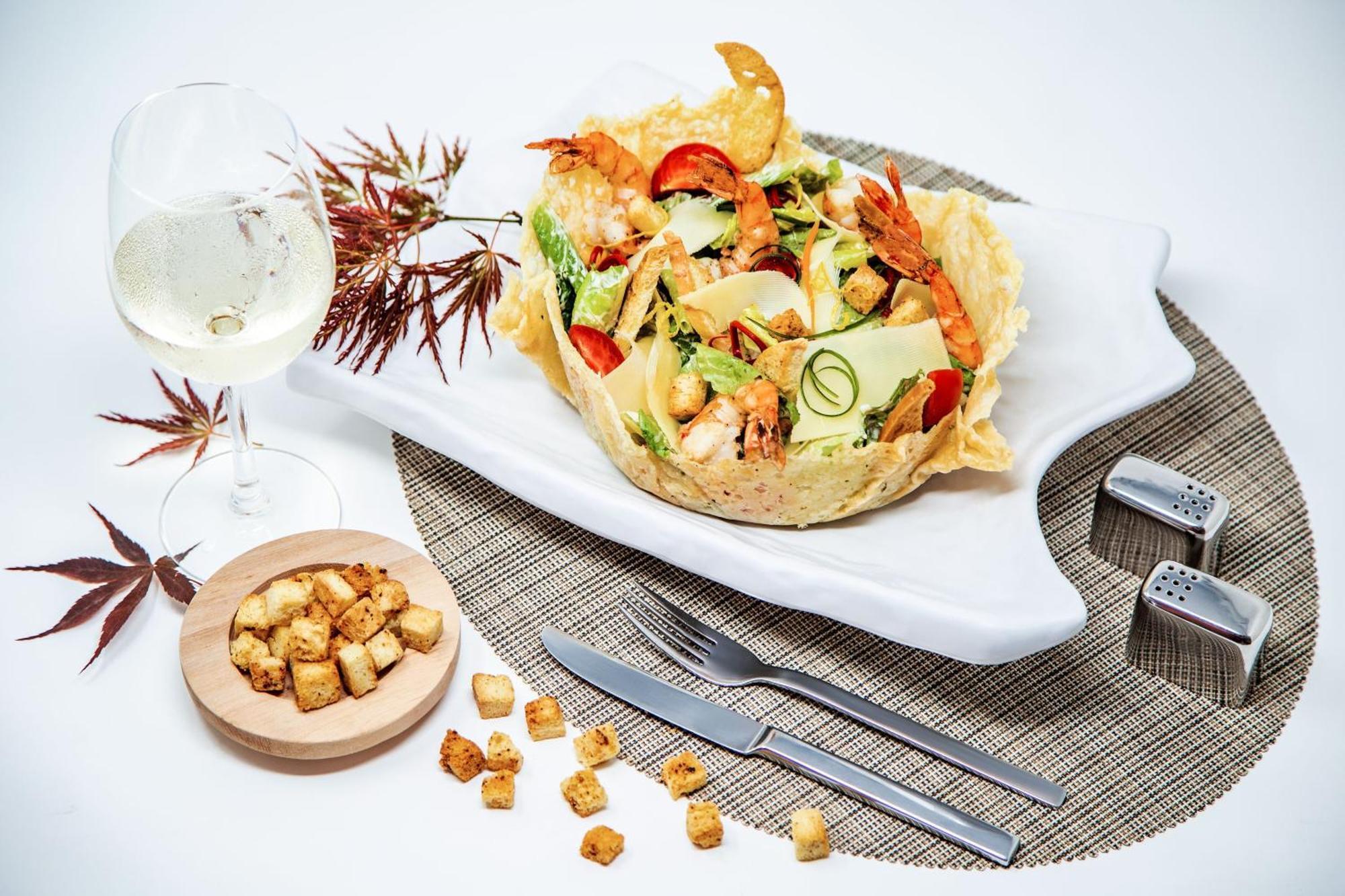 Sheraton Batumi Hotel Eksteriør billede Caesar salad