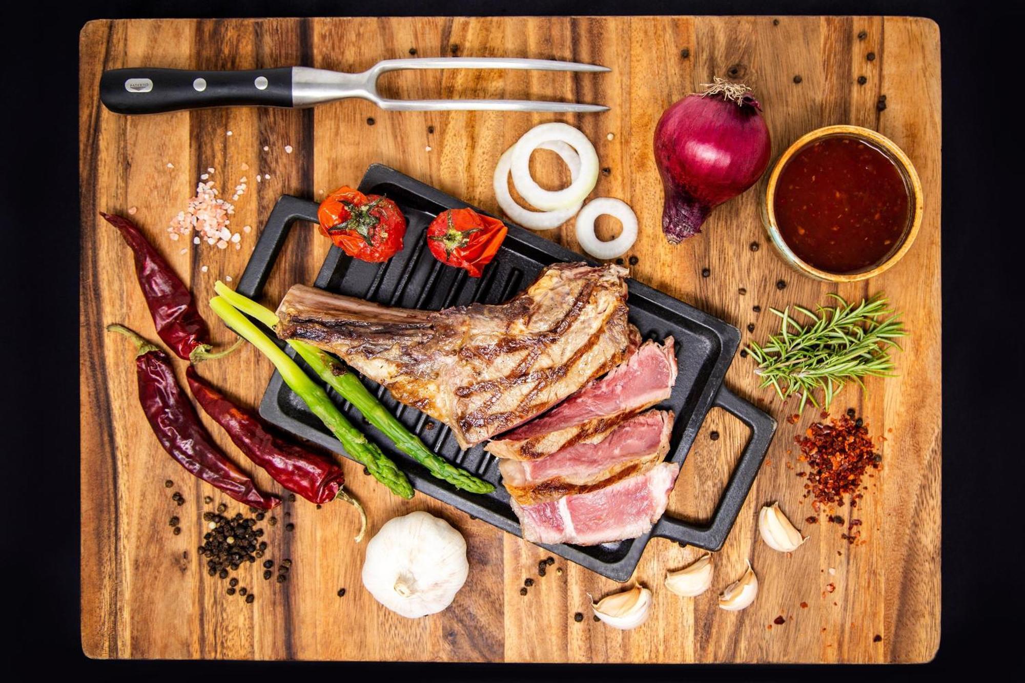 Sheraton Batumi Hotel Eksteriør billede A steak on a cutting board