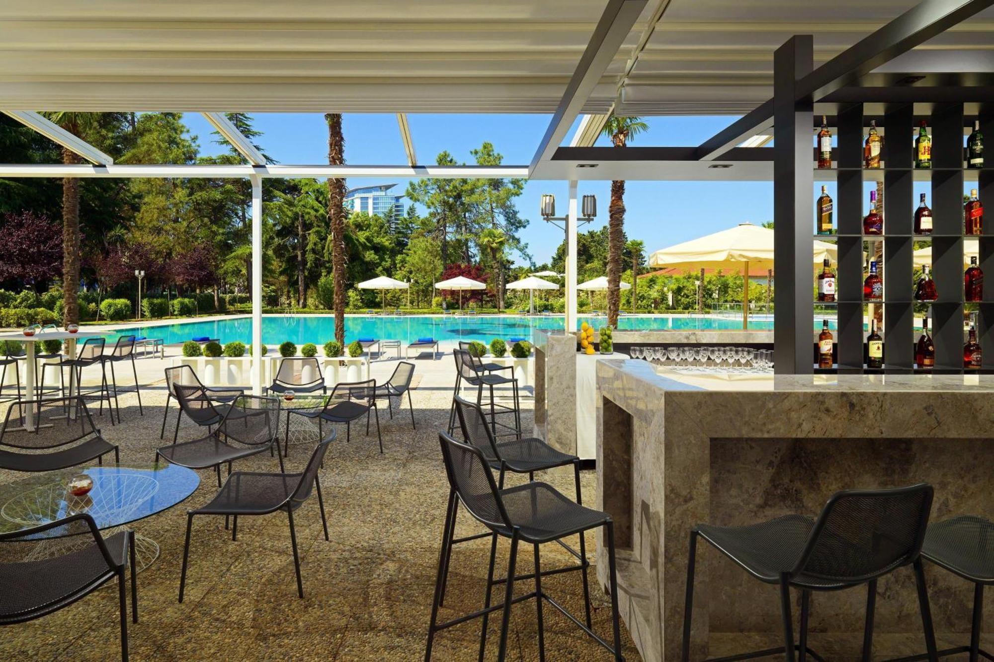Sheraton Batumi Hotel Eksteriør billede Pool bar