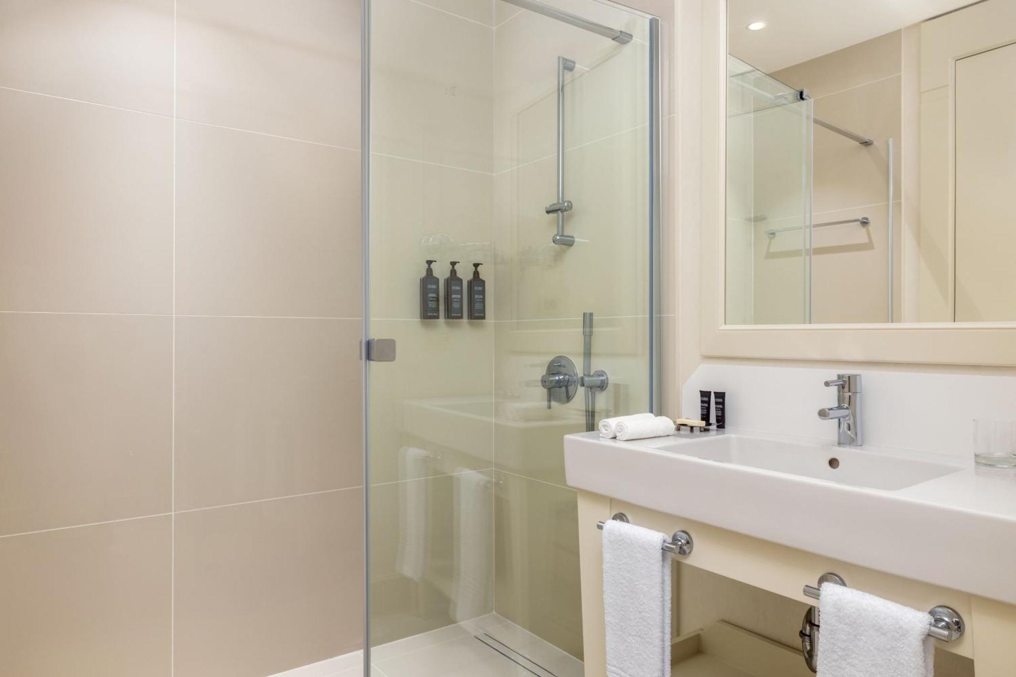 Sheraton Batumi Hotel Eksteriør billede A shower enclosure