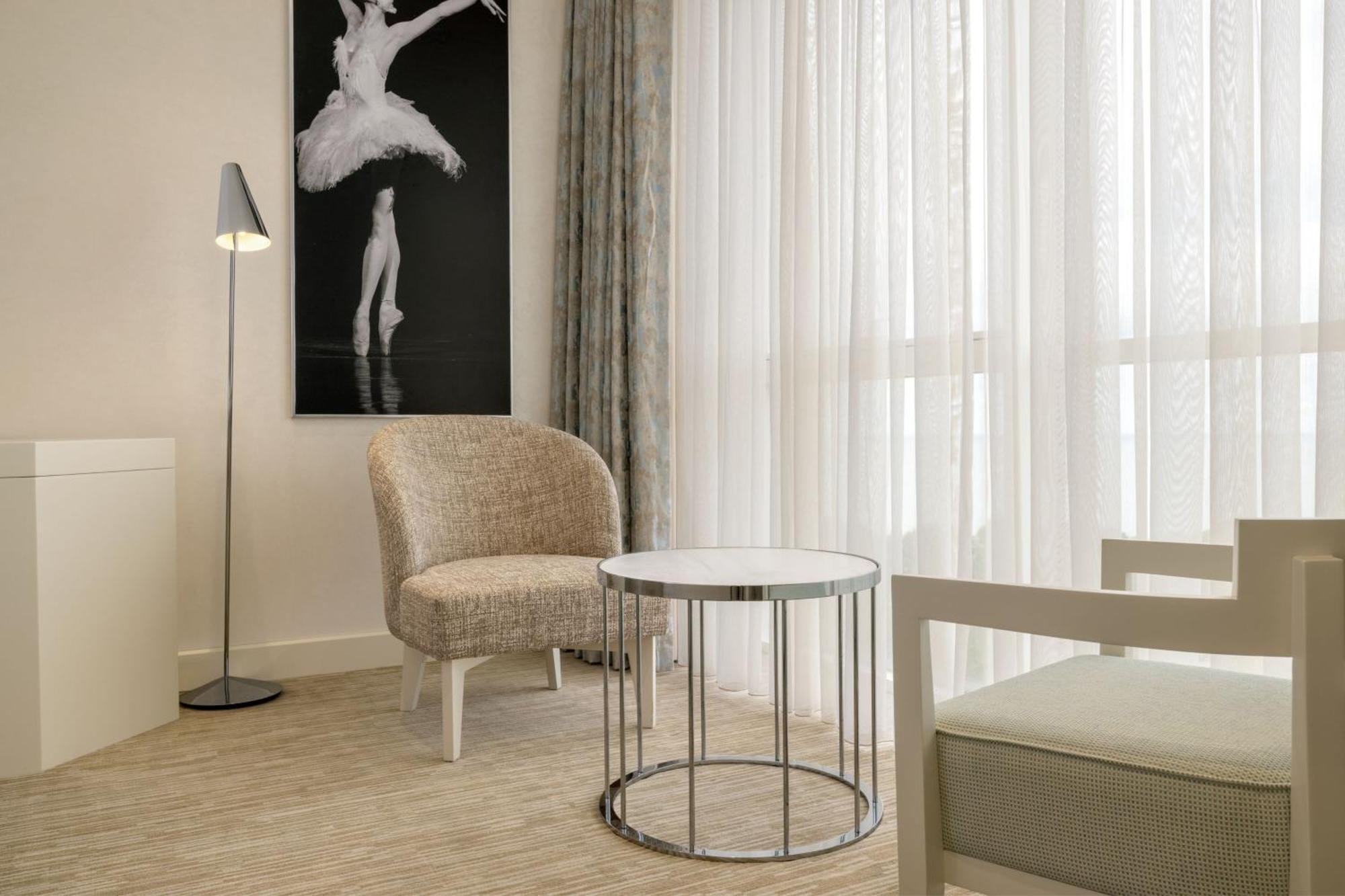 Sheraton Batumi Hotel Eksteriør billede A floor lamp