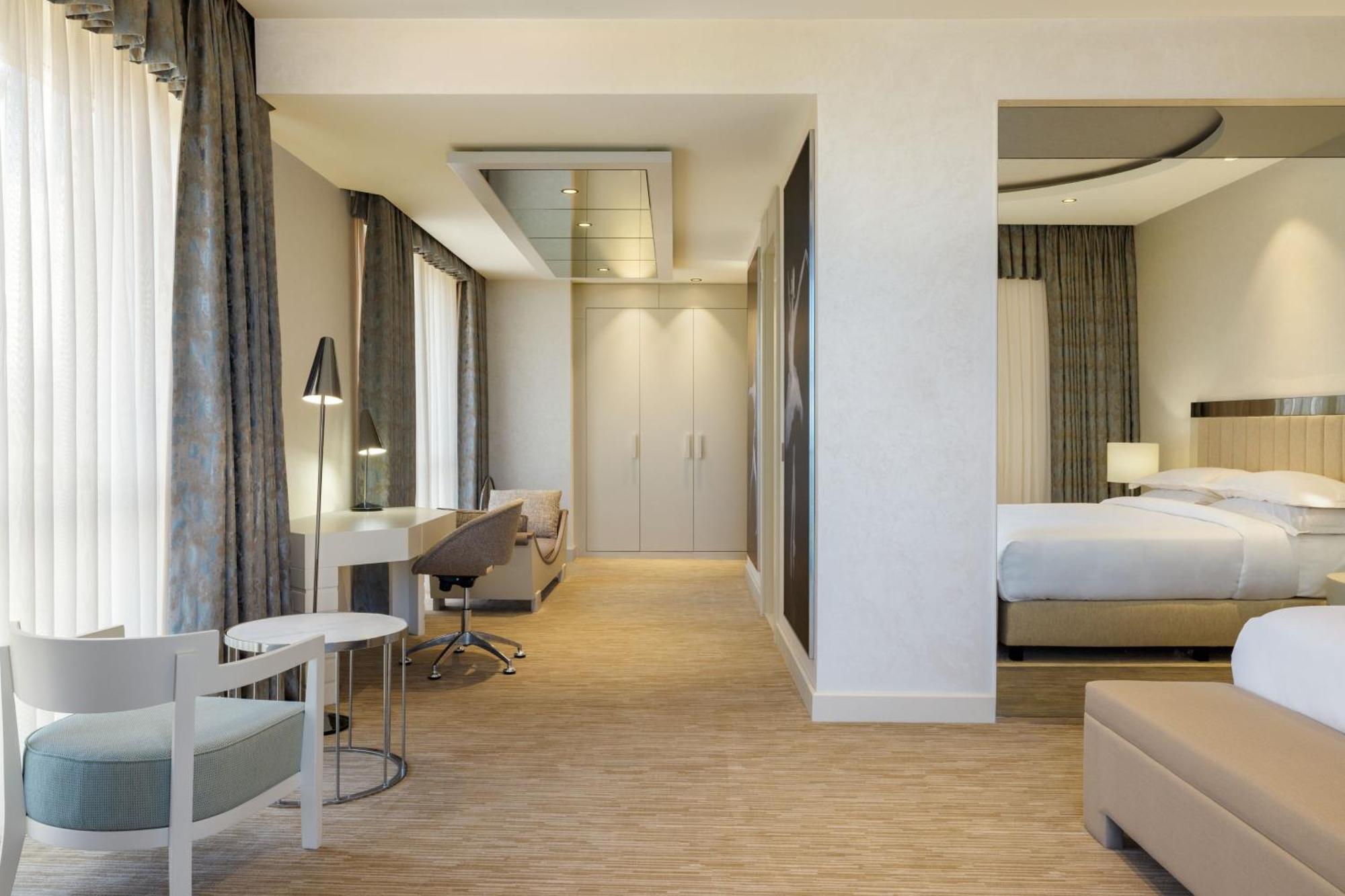 Sheraton Batumi Hotel Eksteriør billede Suite