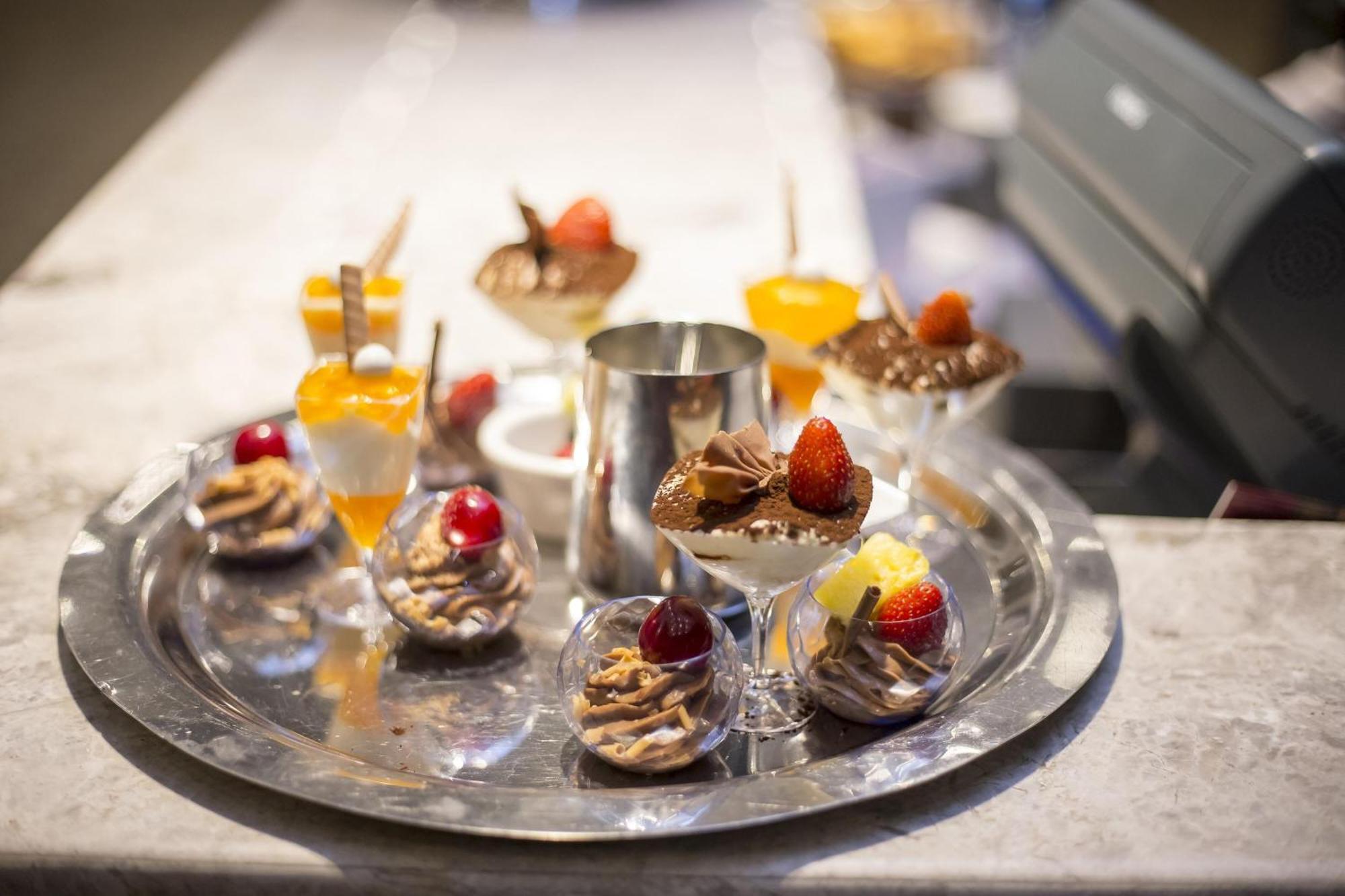 Sheraton Batumi Hotel Eksteriør billede A selection of desserts