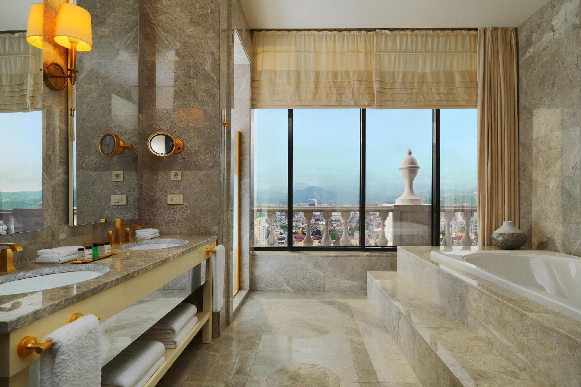 Sheraton Batumi Hotel Eksteriør billede A bathroom at the hotel