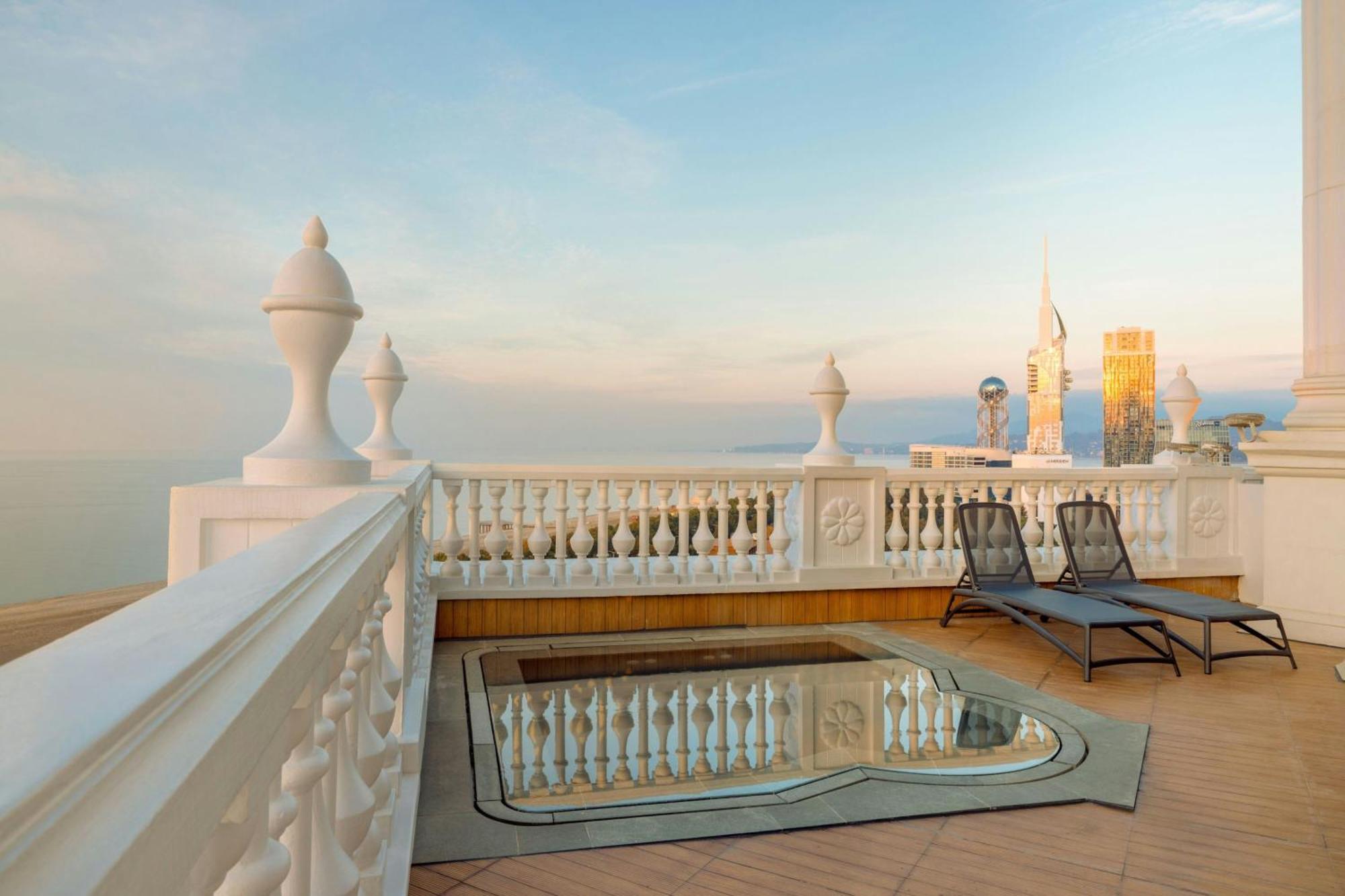 Sheraton Batumi Hotel Eksteriør billede The rooftop pool at the Taj Mahal Palace