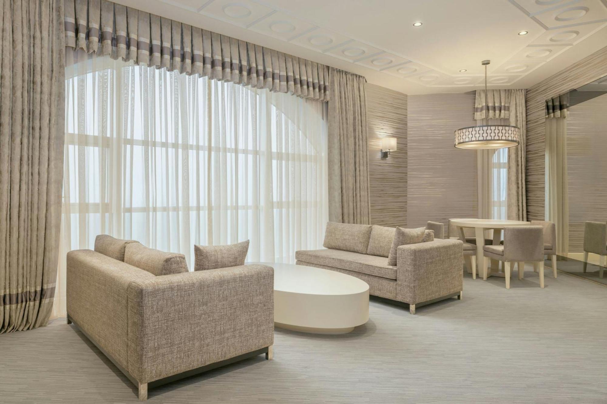 Sheraton Batumi Hotel Eksteriør billede A living room with a large window