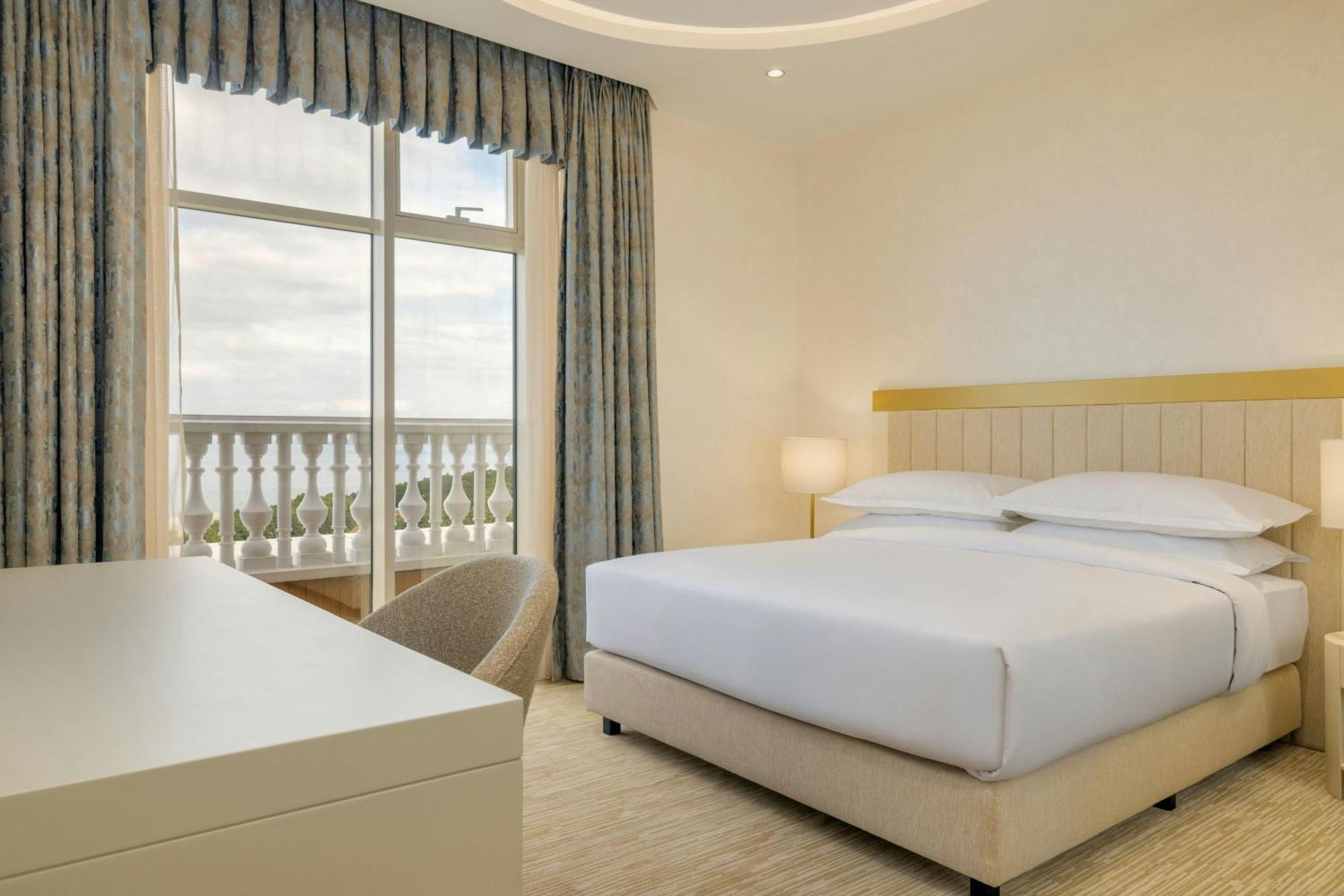 Sheraton Batumi Hotel Eksteriør billede A bedroom at the hotel