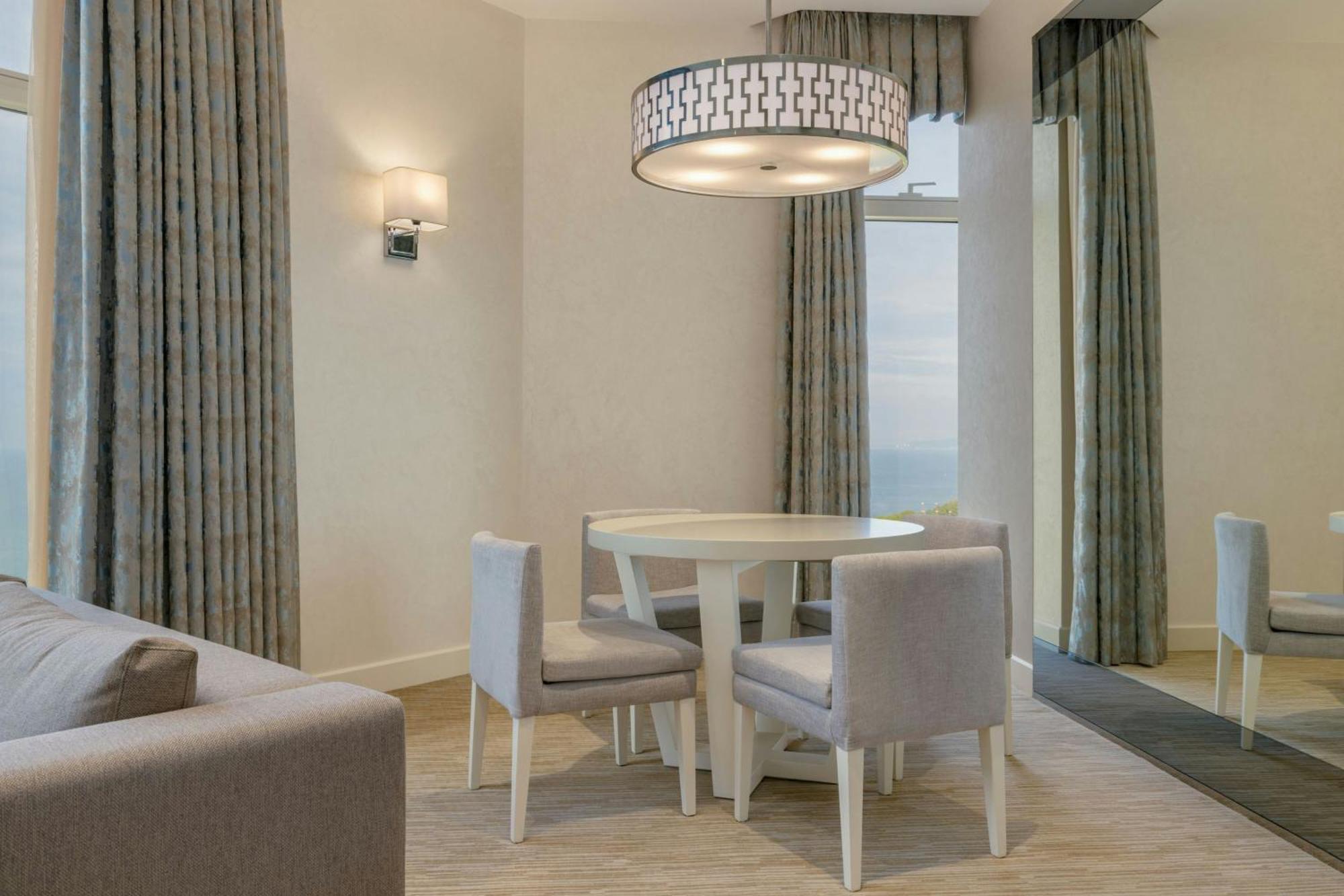 Sheraton Batumi Hotel Eksteriør billede A dining room