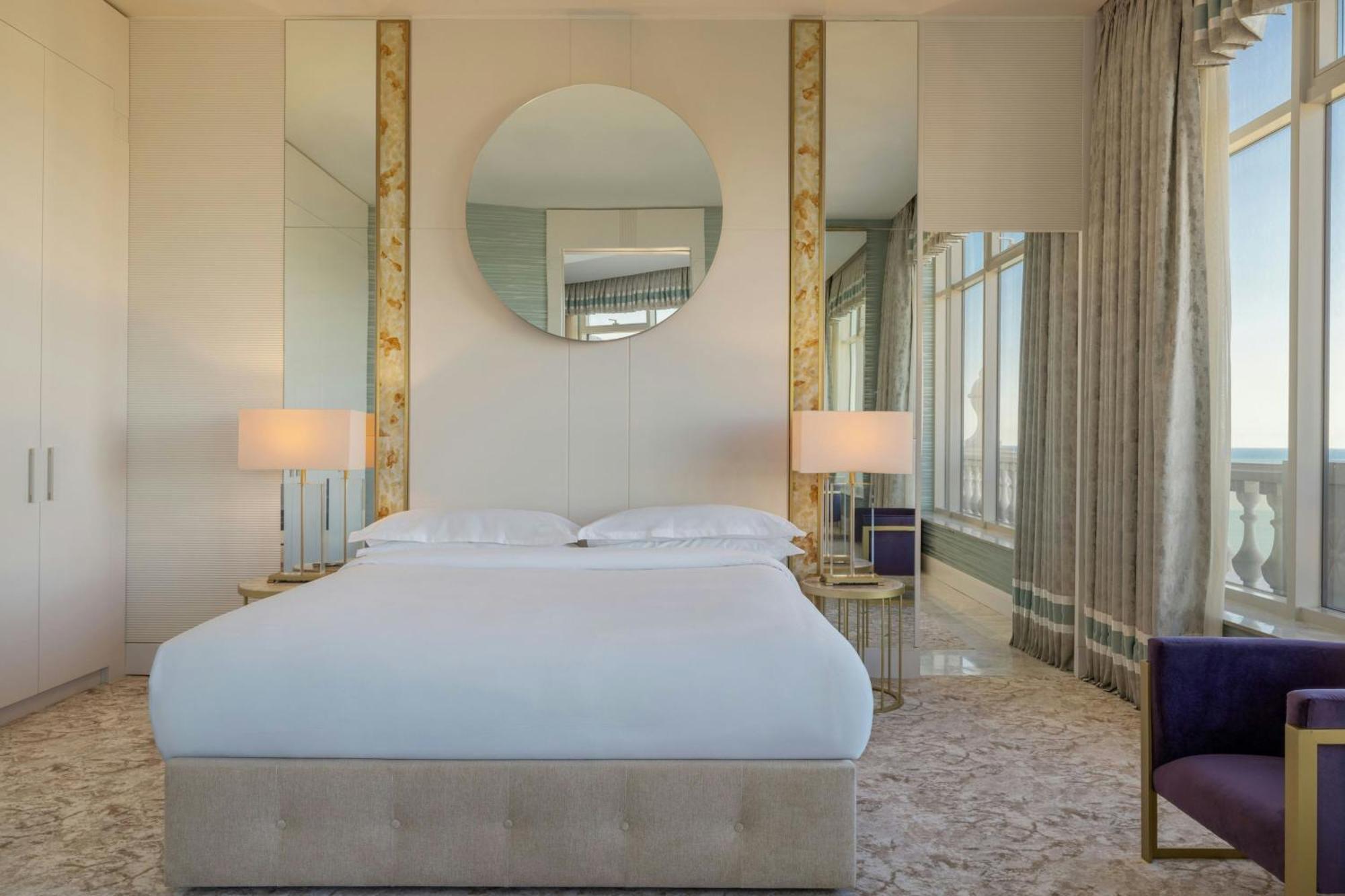 Sheraton Batumi Hotel Eksteriør billede A bedroom at the hotel
