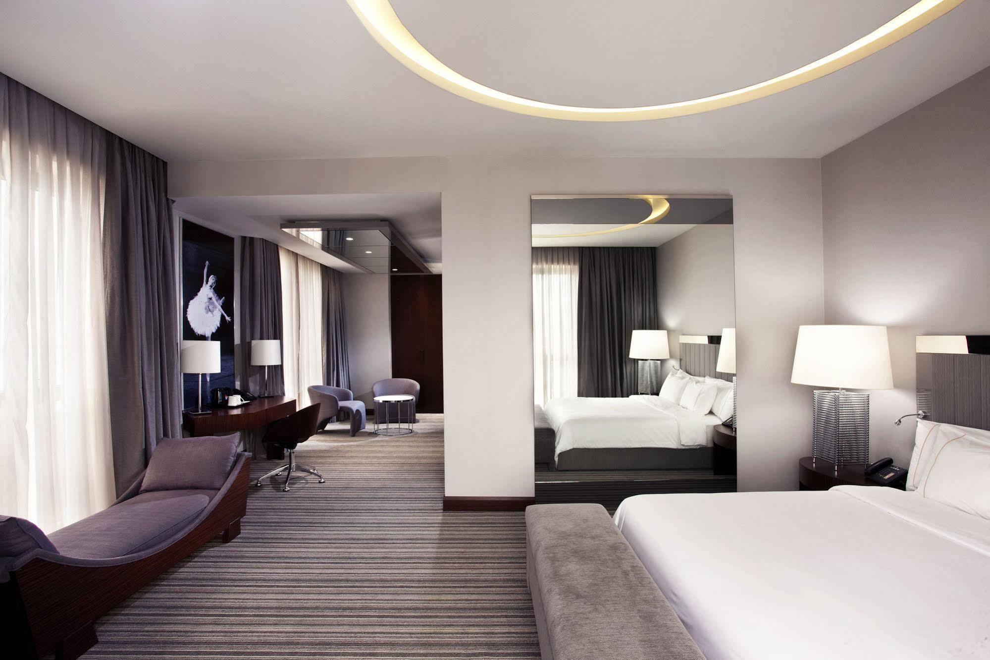 Sheraton Batumi Hotel Værelse billede A suite at the hotel