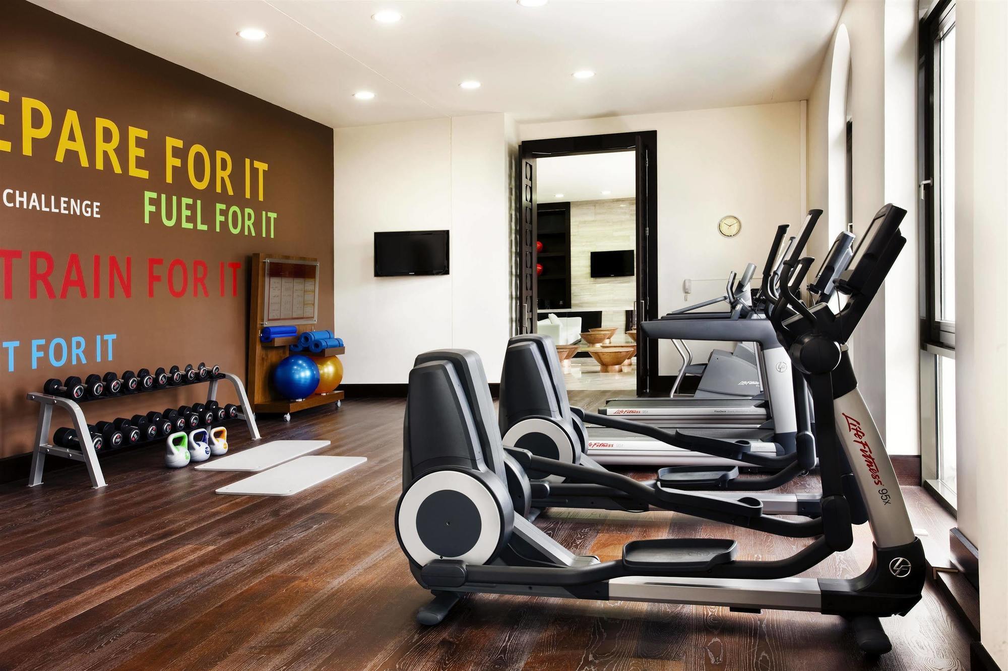 Sheraton Batumi Hotel Eksteriør billede A typical gym